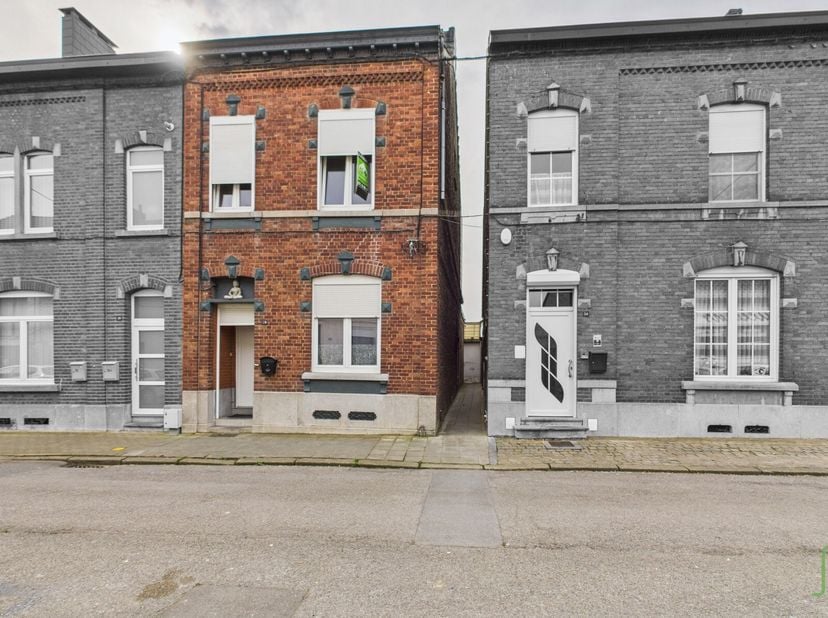 Offre à partir de 209.000euro. Charmante maison rénovée partiellement située dans le centre de Tamines, à proximité de toutes commodités.&lt;br /&gt;
Elle s