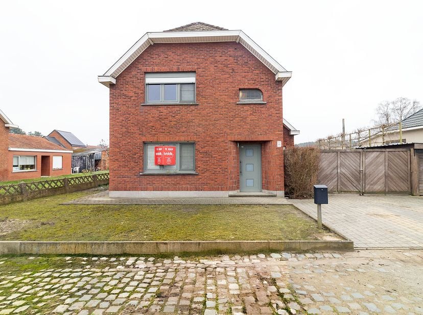 OPEN BEBOUWING MET 4 SLAAPKAMERS &lt;br /&gt;
 &lt;br /&gt;
Deels gerenoveerde woning nabij Aarschot met tuin.  &lt;br /&gt;
Totale oppervlakte 6 are.  &lt;br /&gt;
  &lt;br /&gt;