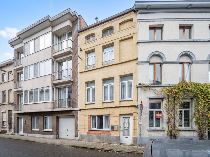 Als je op zoek bent naar veel ruimte, in het centrum van de stad, dan ben je hier aan het goede adres. Deze rijwoning met liefst 6 slaapkamers is gele