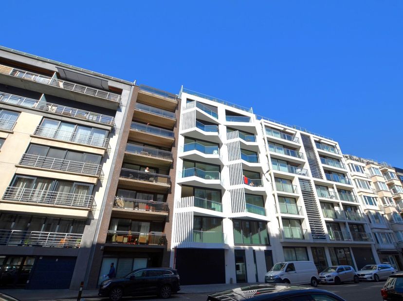 Oostende-Centrum, prachtig appartement met terras gelegen op de 3de verdieping op wandelafstand van het strand en het Casino Kursaal.&lt;br /&gt;
Indeling:&lt;