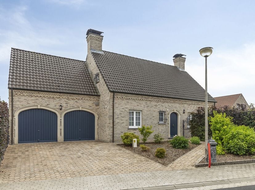 Immo Pické biedt u deze zeer gunstig gelegen villa aan te Vlezenbeek, gelegen in de nabijheid van alle voorzieningen, winkels, scholen, openbaar vervo