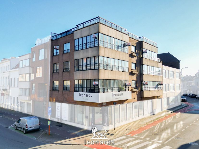 Nabij het centrum van Kortrijk kunt u dit instapklaar appartement terugvinden. Het appartement bestaat uit een grote lichtrijke leefruimte, een keuken