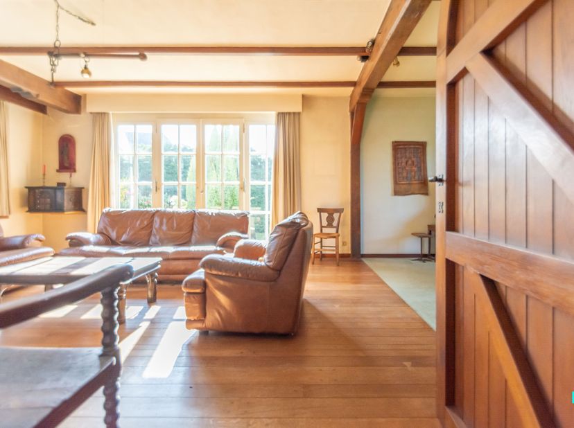 Verkocht op de Bordes-bezoekdag. Compromis in opmaak. Deze te renoveren villa met vijf slaapkamers is gelegen aan het begin van een charmante villawij