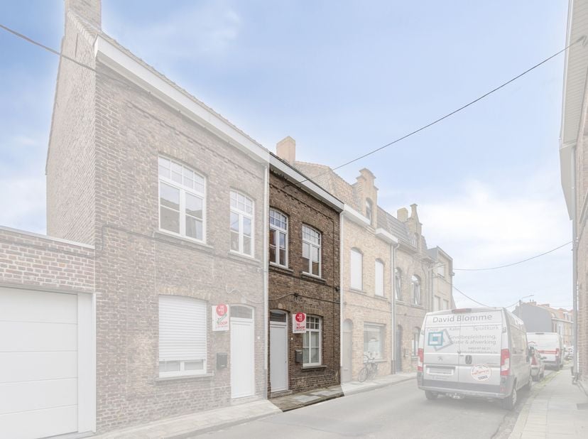 Instapklaar huis te koop in de Kleine Pennestraat 3 te Ieper centrum. Er is mogelijkheid tot 2 slaapkamers en er is tevens een buitenruimte aanwezig!