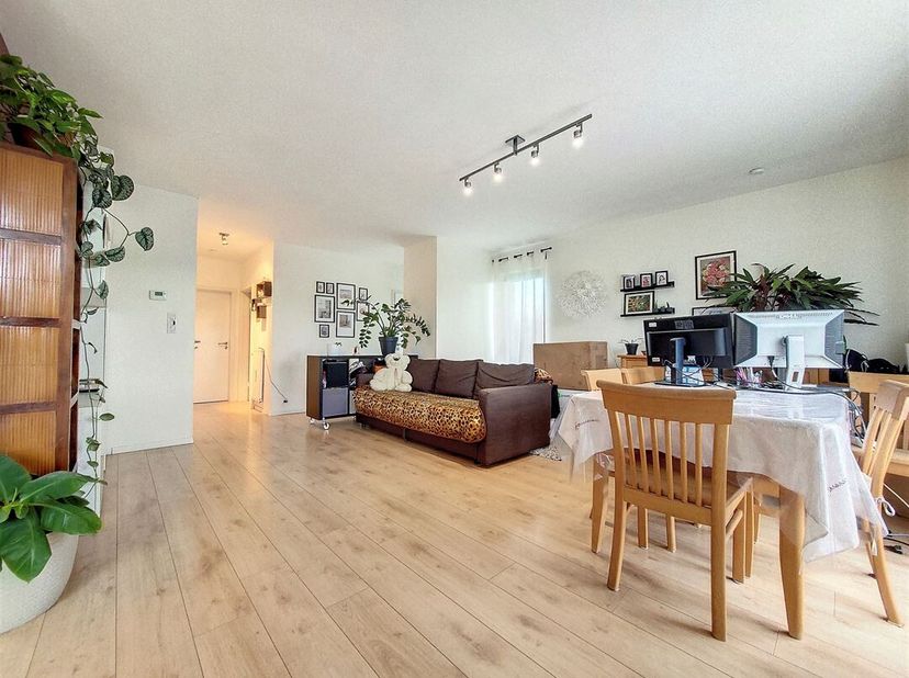 W Immobilière vous propose en location, un bel appartement d&#039;une superficie de 100 m² à Stockem situé au rez-de-chaussée d&#039;une petite résidence. Le bi