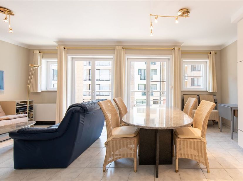 L&#039;appartement « Princess III 0101 », situé dans la rue Antoine Van Cailliestraat 18 à Middelkerke, offre une expérience de vie lumineuse et spacieuse