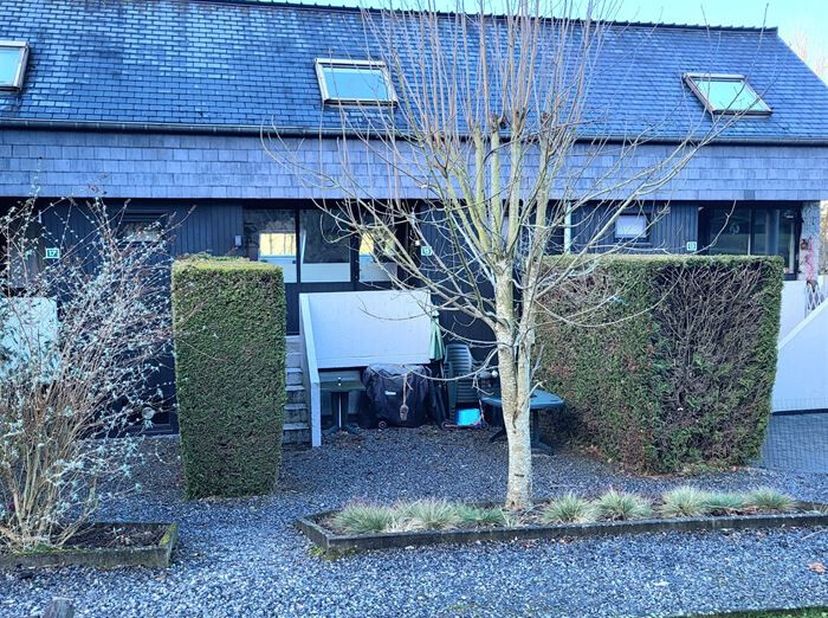 Appartement duplex&lt;br /&gt;
Living : Living spacieux avec cuisine équipée&lt;br /&gt;
Salle de bain : Moderne et fonctionnelle&lt;br /&gt;
1er étage : Palier et une