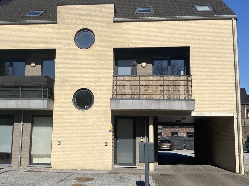 Dit ruime duplexappartment in Beverst heeft een bewoonbare oppervlakte van 111 m² en is gelegen op de eerste en tweede verdieping in een kleinschalige