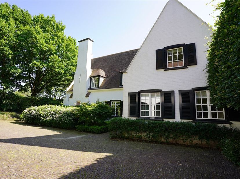 Karaktervolle villa met zwembad en wijnkelder te koop in Bellegem  Landgoed op 7630 m²&lt;br /&gt;
Op zoek naar een unieke villa te koop in Bellegem?&lt;br /&gt;