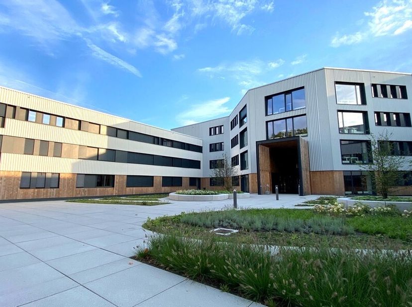 314m² kantoren (uitbreidbaar tot 982m²) in volledig gerenoveerd U-vormig kantoorgebouw&lt;br /&gt;
Ligging: commercieel gelegen vlakbij klaverblad en invals