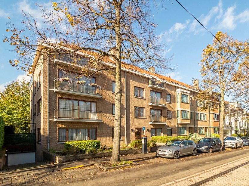 STOCKEL: Bel appartement à rafraîchir d&#039;une superficie habitable de 120m2, au deuxième étage d&#039;une copropriété idéalement située à côté de la Place Du