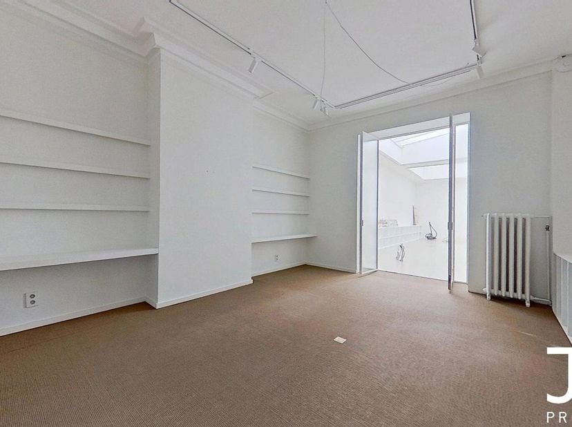 Ideaal gelegen in de wijk Zavel biedt J&amp;J Properties dit kantoor op het gelijkvloers aan met een oppervlakte van 95 m². Een private kelder van 25 m² e