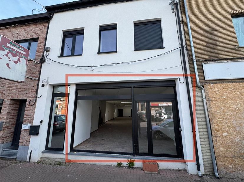 Prix : 2 000 euros/mois hors charges.&lt;br /&gt;
Local commercial comprenant :&lt;br /&gt;
Rez-de-chaussée : Grand local commercial de 100 m², un WC séparé, pièc
