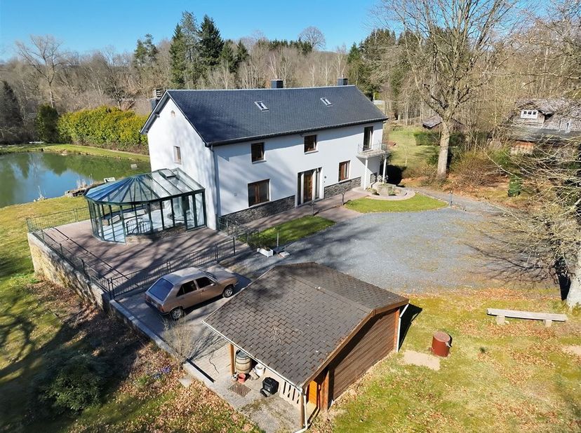 Gelegen in het dorp Randoux  Schitterend eigendom met vijver op 1,5 hectare, verdeeld in bos- en recreatiezone!&lt;br /&gt;
Het imposante gebouw beschikt ov