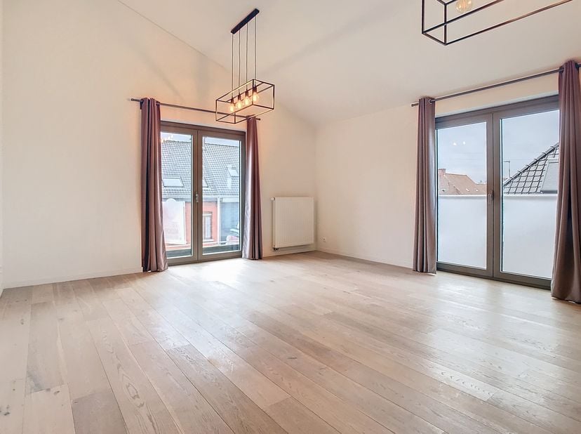 Le moyen le plus rapide pour visiter cet appartement? Demandez votre visite via le bouton rouge de notre site Web (www.dewaele.com) et vous serez cont