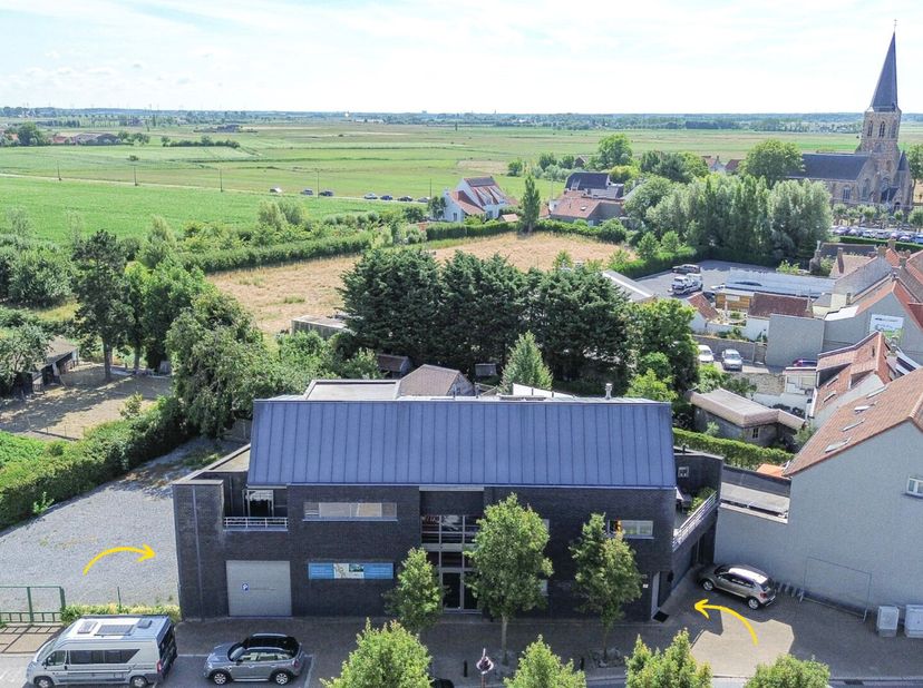 Bent u op zoek naar een instapklare woonst met tal van mogelijkheden? Dit gelijkvloersappartement van 195 m², gelegen in het rustige Klemskerke bij De