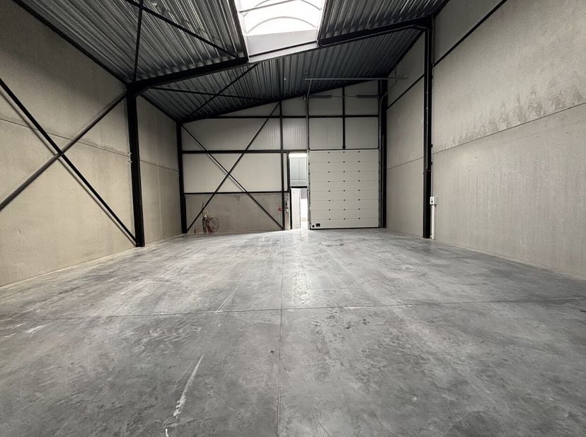 Unité PME récemment construite d&#039;environ 180 m² à louer dans le projet Zeus situé le long de la Gauwelstraat à Zwevegem. &lt;br /&gt;
Commodités: &lt;br /&gt;
- E