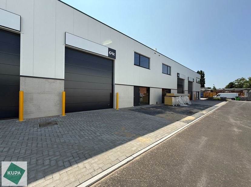 In de Vijverwegel te Melle bieden we een magazijn van 216m² te huur aan, inclusief twee private parkeerplaatsen. Deze locatie is bijzonder strategisch