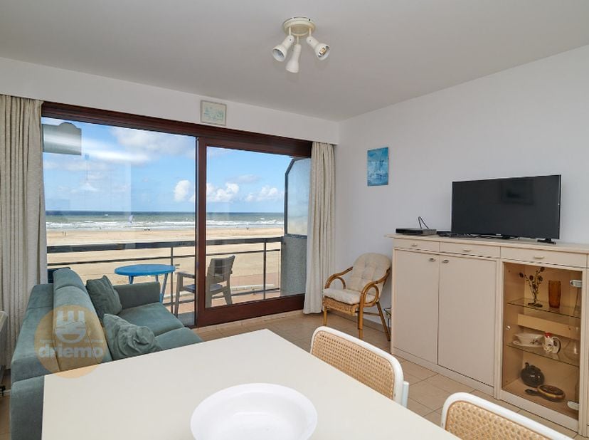 Hedendaagse studio op de ZEEDIJK, vanop het eerste verdiep heb je schitterend zicht op de dijk, het strand en de zee. Centraal en rustig gelegen. Er w