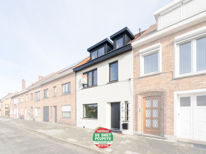VRAAGPRIJS - In een rustige buurt te Brugge, grenzend aan Kristus-Koning, is deze met smaak gerenoveerde en energiezuinige woning gelegen. Handelszake