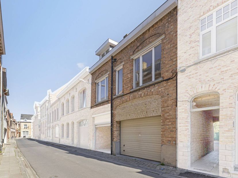 Huis te koop met 3 slaapkamers, 2 badkamers en een zongericht terras knal in het centrum van Ieper. De woning is gelegen in het Pensenstraatje 1 op wa