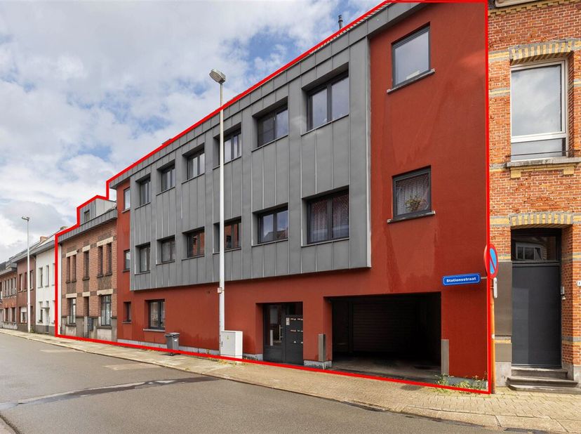 Opbrengst eigendom bestaande uit 13 appartementen en garage (500m²) met 12 parkings. &lt;br /&gt;
Dit appartementsgebouw bestaat uit 3 gebouwen die gerenove