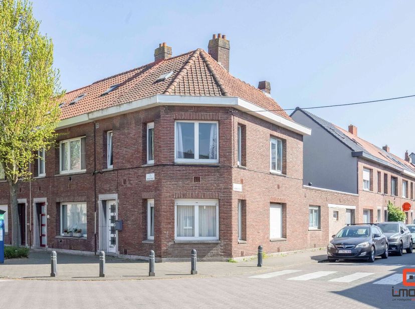 Bent u op zoek naar een betaalbare woning in Gent waar u nog uw eigen stijl en ideeën in kwijt kan? Zoek dan niet verder! Deze charmante woning biedt