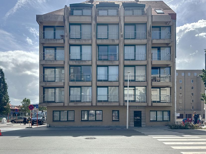 À seulement 150 mètres de la plage et à proximité de tous les commerces et établissements horeca, cet appartement meublé au rez-de-chaussée constitue
