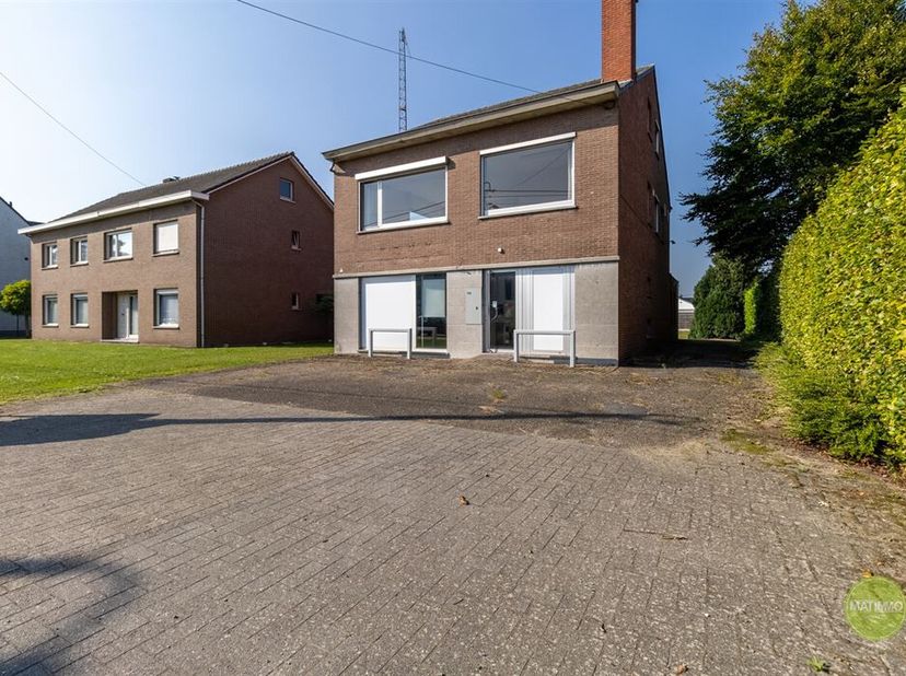 Immeuble commercial avec parking plat et spacieux à Mol-Rauw&lt;br /&gt;
Vous êtes à la recherche d&#039;un immeuble commercial avec logement dans le centre de M