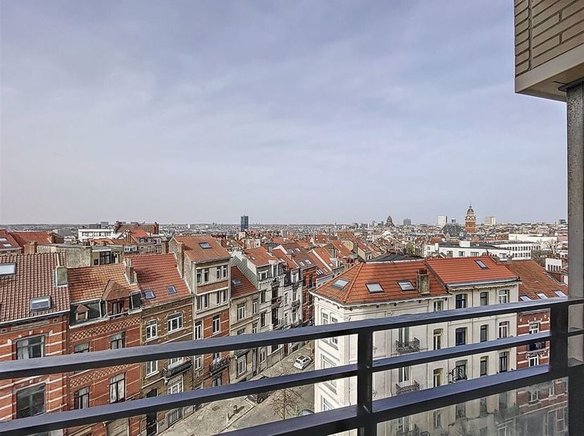 Entre l&#039;Altitude 100 et la Barrière de St-Gilles - Appartement +/-90m² 2 chambres avec terrasse. Il est composé comme suit : un séjour +/-35m², une cu