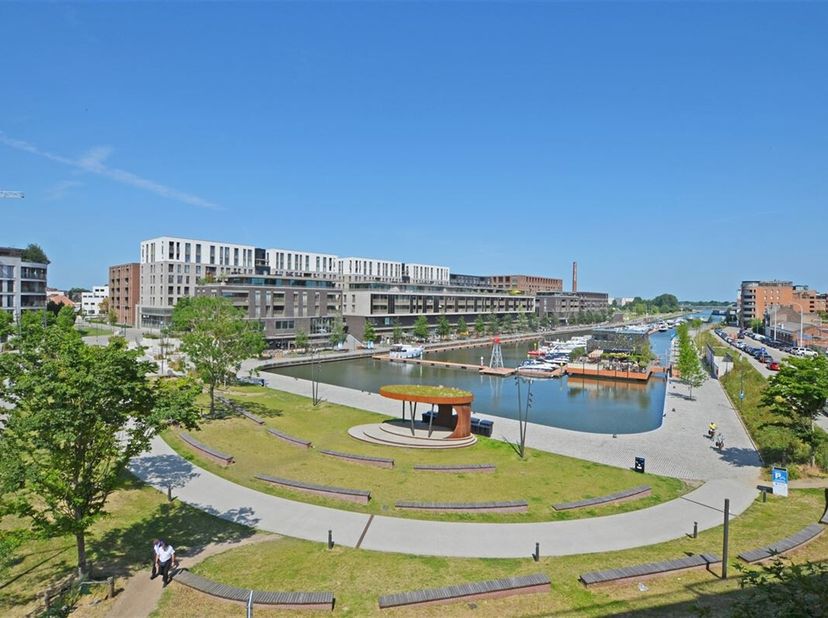 Dit twee slaapkamerappartement bevindt zich op de derde verdieping van een kleinschalige residentie en biedt een prachtig uitzicht op de jachthaven va