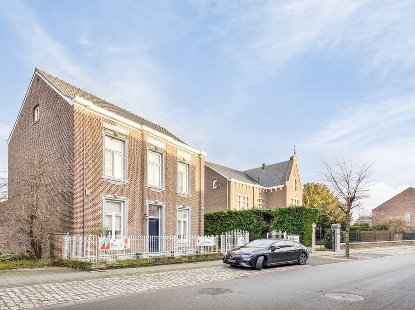 Exclusief Herenhuis in het Centrum van Lanaken - Compleet met Luxe Voorzieningen.&lt;br /&gt;
Welkom bij deze exclusieve aanbieding, een prachtig herenhuis