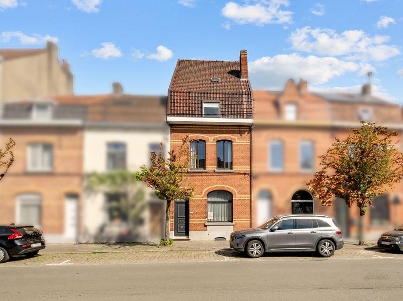 Op wandelafstand van het centrum van Kortrijk bevindt zich deze charmante stadswoning met vier ruime slaapkamers.&lt;br /&gt;
&lt;br /&gt;
Op het gelijkvloers kom