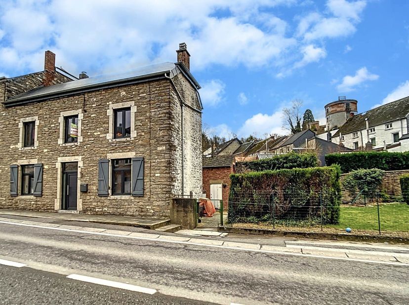 Charmante maison en pierre du pays avec jardin idéalement sise à proximité du centre de Beauraing.&lt;br /&gt;
Cette chaleureuse habitation a bénéficié de n