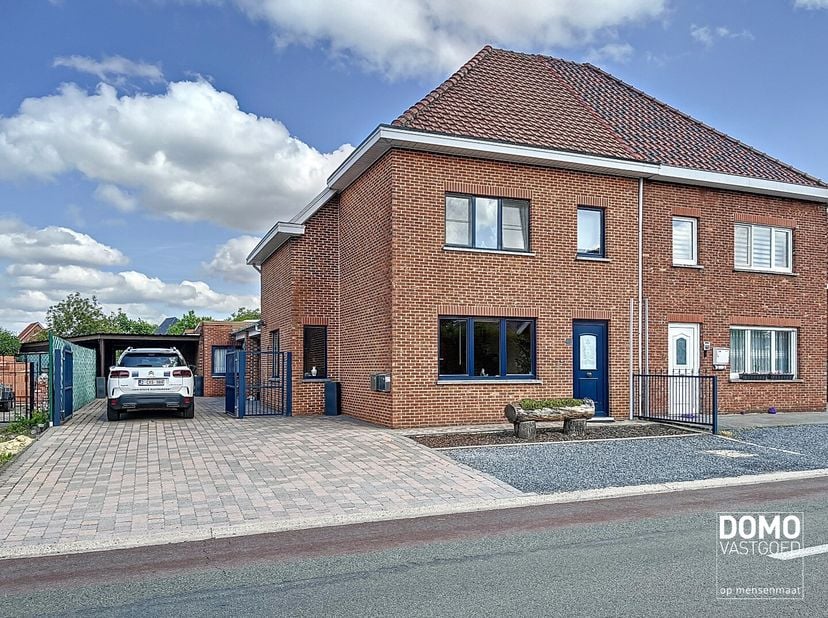 Deze charmante halfopen bebouwing met een ruime tuin biedt maar liefst 148m² bewoonbare oppervlakte.&lt;br /&gt;
Op de gelijkvloerse verdieping komt u binne
