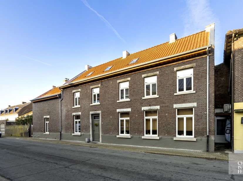 Kwalitatief gerenoveerde hoeve met 413 m² woonbeleving!&lt;br /&gt;
Rustig en centraal gelegen woning, volledig gerenoveerd met behoud van karakteristieke s