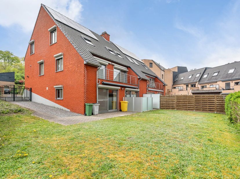 Deze moderne woning werd in 2009 opgetrokken met kwalitatieve materialen en werd steeds zeer goed onderhouden. Alle plaatsen zijn ruim en de woning is
