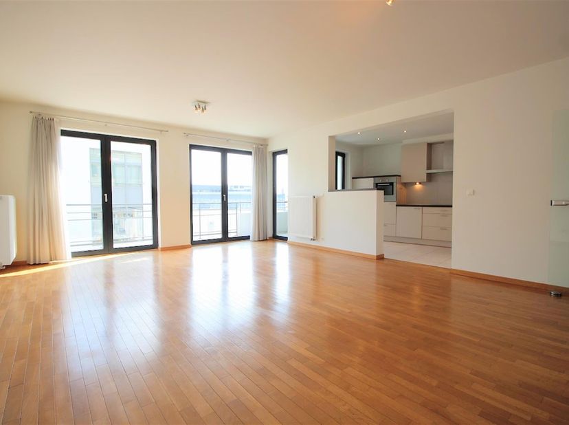 WOLUWE-SAINT-LAMBERT, dicht bij het cultureel centrum en winkels (Metro Roodebeek). Schitterend APPARTEMENT van 114m² (2 slaapkamers/2 badkamers) met