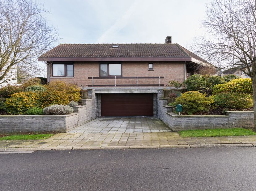 Wezembeek-Oppem, située dans un petit clos au calme, construite en 1980 avec des matériaux de qualité, joli bungalow en excellent état offrant +/-160m