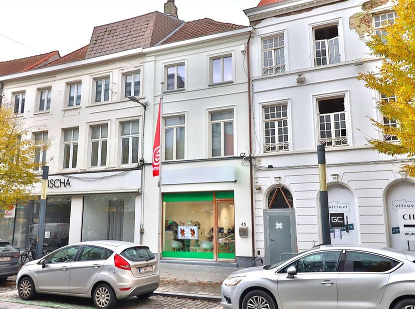 Commercieel gelegen handelspand in het Centrum van Kortrijk.&lt;br /&gt;
Bestaande uit winkelruimte (75m²), achterliggend berging en sanitaire voorzieningen