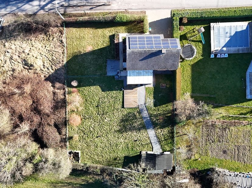 REZ DE CHAUSSEE de ± 78m²&lt;br /&gt;
- Hall d&#039;entrée de ± 11m² sur carrelage avec wc indépendant,&lt;br /&gt;
- Séjour de ± 30 m² sur carrelage,&lt;br /&gt;
- Cuisine
