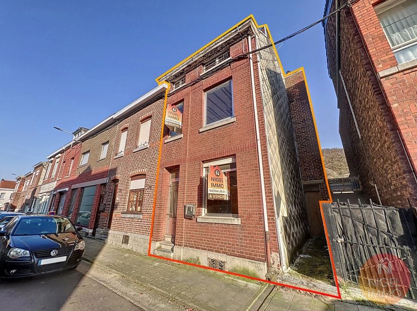NIGEL IMMO vous propose en exclusivité cette maison 3 façades à rénover, d&#039;une superficie de 130 m² érigée sur une parcelle de 103 m², idéalement situ