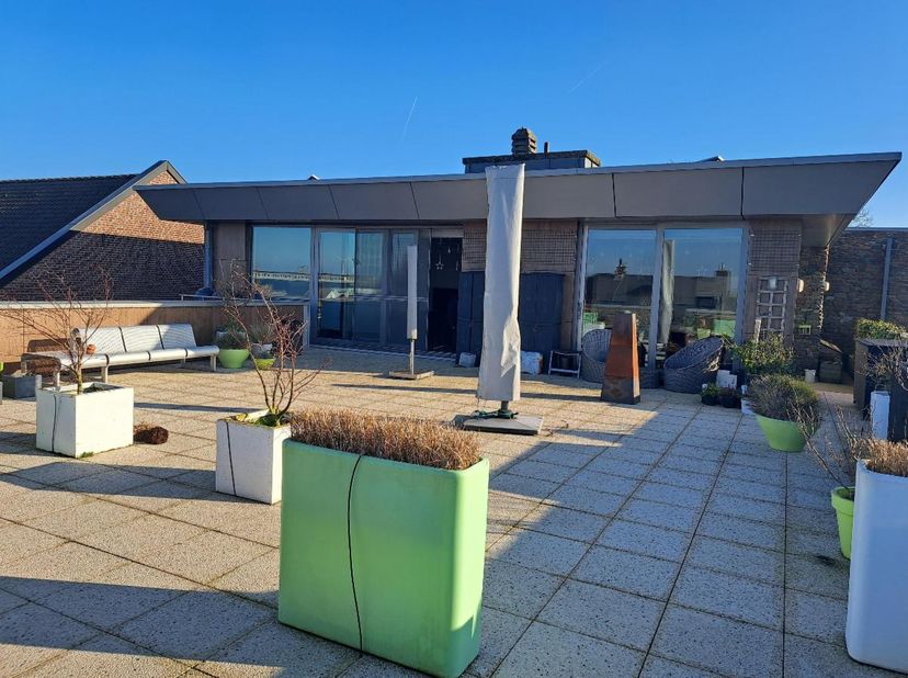 PENTHOUSE VLAKBIJ BILZEN CENTRUM&lt;br /&gt;
&lt;br /&gt;
Dit penthouse is gelegen op de derde verdieping en is voorzien van alle comfort. Het bestaat uit een ink