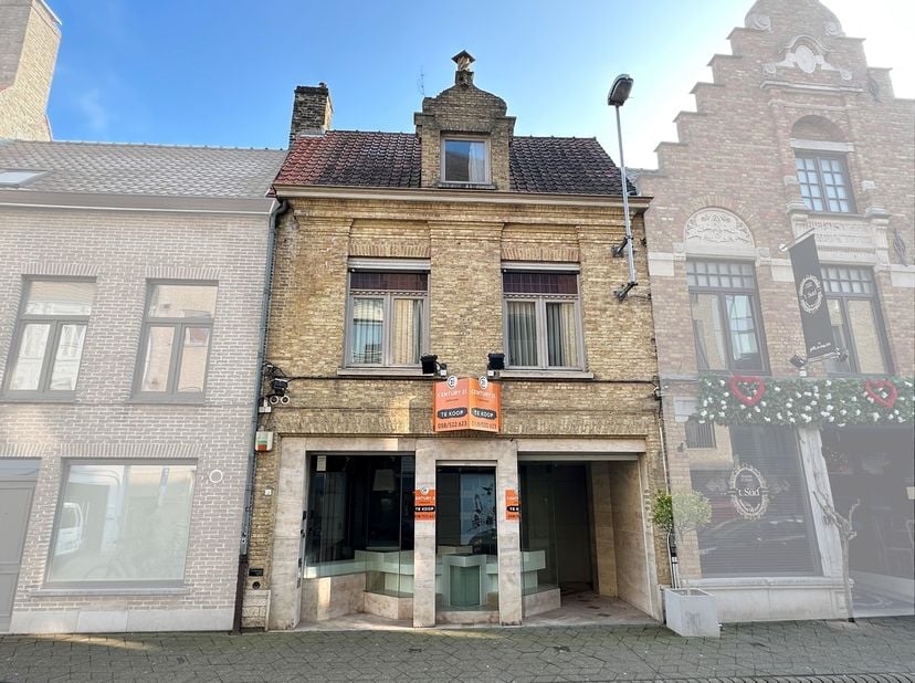 Rez-de-chaussée commercial bien situé (+/- 40m²) + appartement avec entrée séparée (actuellement loué à 625 EUR). Rez-de-chaussée : magasin ou bureau