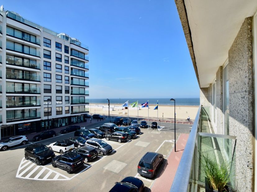 Appartement rénové bénéficiant d&#039;une vue latérale sur la mer, situé en plein cœur du Zoute. Composition: spacieux et lumineux séjour donnant sur la te