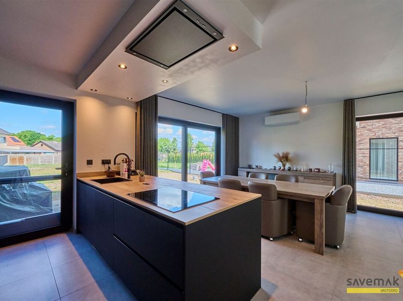 Entièrement finie avec 3 chambres dans tout le confort.&lt;br /&gt;
C&#039;est la description courte mais claire de cette maison BEN prête à être emménagée.&lt;br /