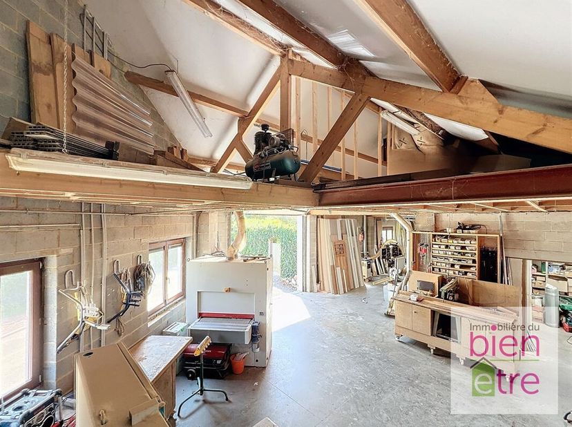 VISTES SUSPENDUES - OFFRE ACCEPTEE- Entrepôt - atelier- hangar  idéalement situé sur une chaussée passante et commerciale. Il comprend: atelier de 135