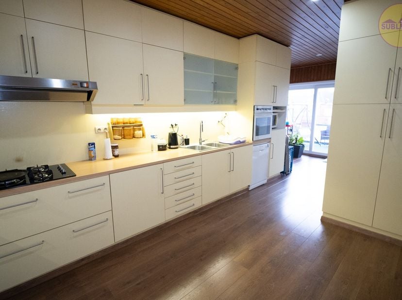 Handelspand met appartement in het centrum van Meerhout.&lt;br /&gt;
Uitstekende ligging aan de Veldstraat, nabij de markt en de ruime parking.&lt;br /&gt;
&lt;br /&gt;