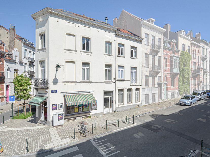 Maxime Real Estate vous propose un appartement duplex en bon état.&lt;br /&gt;
Excellente situation à proximité du Square Ambiorix, des transports en commun