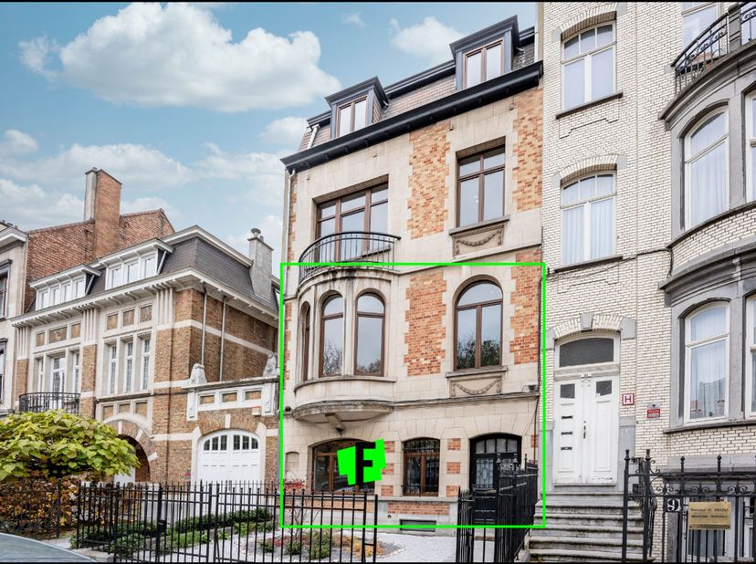 Gelegen in de prestigieuze wijk Square François Riga in Schaarbeek, combineert dit gerenoveerde appartement (ca. 135 m²) historische elegantie met mod